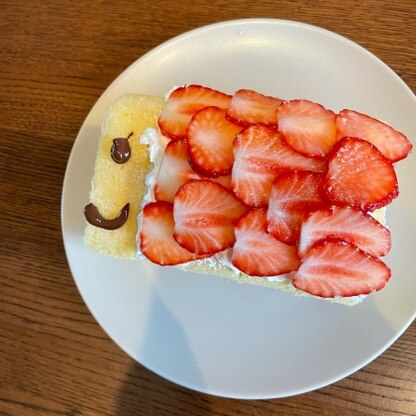 市販のロールケーキで簡単にかわいい鯉のぼり♡
子どもたちが喜んで作りました♡絶対来年も作ります！